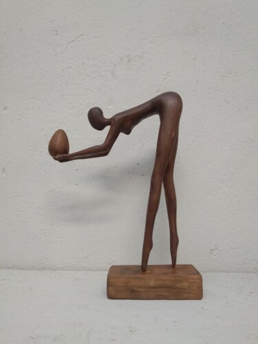 Escultura intitulada "Eat the egg baby" por Aleksandr Stepanov, Obras de arte originais, Madeira