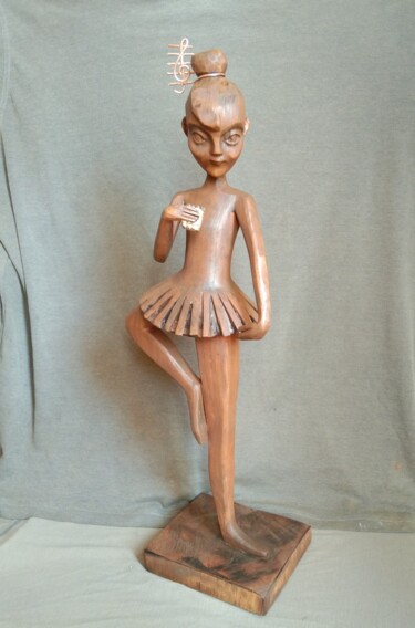 Skulptur mit dem Titel "ballerina on vacati…" von Aleksandr Stepanov, Original-Kunstwerk, Holz