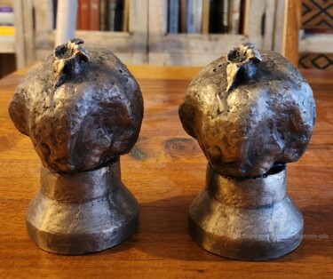 Sculptuur getiteld "pair of pomegranates" door Aleksandra Shvetskaia (ASHV), Origineel Kunstwerk, Bronzen