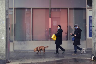 Fotografie mit dem Titel "Two women , one dog" von Alen Gurovic, Original-Kunstwerk, Nicht bearbeitete Fotografie
