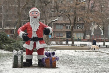 Photographie intitulée "Santa Claus in park…" par Alen Gurovic, Œuvre d'art originale, Photographie non manipulée