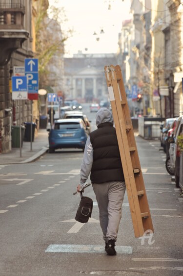 Fotografie mit dem Titel "Man with Ladder" von Alen Gurovic, Original-Kunstwerk, Nicht bearbeitete Fotografie