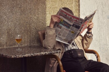 Photographie intitulée "Reading a newspaper" par Alen Gurovic, Œuvre d'art originale, Photographie numérique