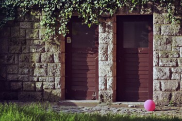 Fotografie mit dem Titel "two doors and ballo…" von Alen Gurovic, Original-Kunstwerk, Digitale Fotografie