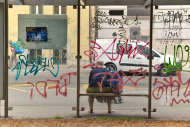 Photographie intitulée "at bus station" par Alen Gurovic, Œuvre d'art originale, Photographie non manipulée