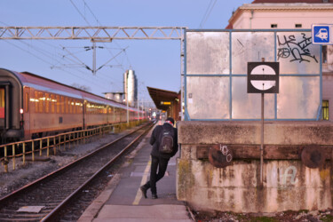 Fotografia zatytułowany „Soon at the train s…” autorstwa Alen Gurovic, Oryginalna praca, Fotografia cyfrowa