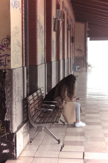 Photographie intitulée "Waiting for the tra…" par Alen Gurovic, Œuvre d'art originale, Photographie numérique