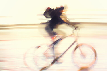 Photographie intitulée "Lonely rider" par Alen Gurovic, Œuvre d'art originale, Photographie numérique