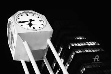 Fotografia intitulada "A clock and a skysc…" por Alen Gurovic, Obras de arte originais, Fotografia digital