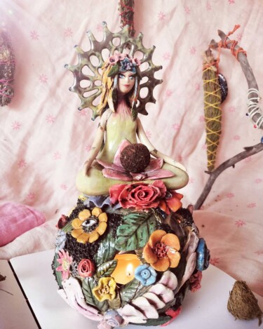 Скульптура под названием "Аромолампа "Флора"" - Алёна Марсианская, Подлинное произведение искусства, Керамика