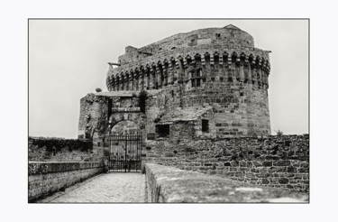 Photographie intitulée "château de Dinan" par Jean-Louis Alessandri, Œuvre d'art originale