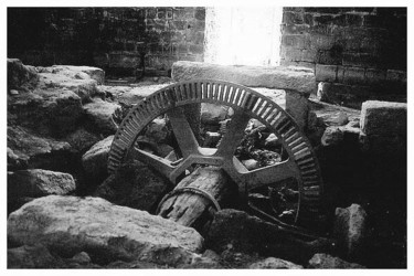 Photographie intitulée "La roue du vieux mo…" par Jean-Louis Alessandri, Œuvre d'art originale
