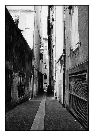 Photographie intitulée "Ruelle à Bayonne" par Jean-Louis Alessandri, Œuvre d'art originale