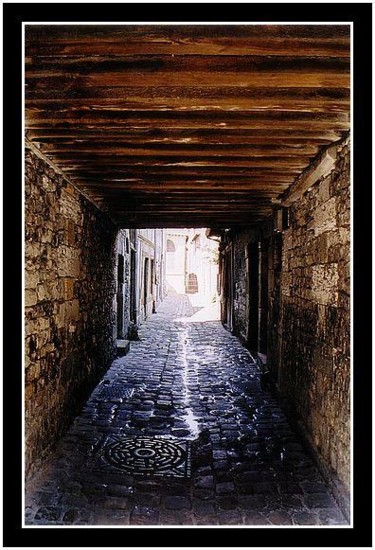 Photographie intitulée "Ruelle à Honfleur" par Jean-Louis Alessandri, Œuvre d'art originale