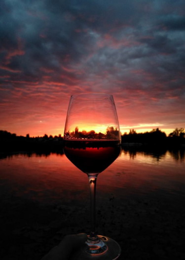 Photographie intitulée "Red Wine Sky" par Art Of Dying, Œuvre d'art originale