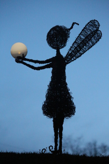 Sculpture intitulée "L'attrapeuse de lune" par Alexandra Gatti, Œuvre d'art originale, Métaux
