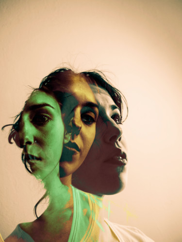 Photographie intitulée "Faces // Overexposed" par Alexander Grelha, Œuvre d'art originale, Photographie numérique