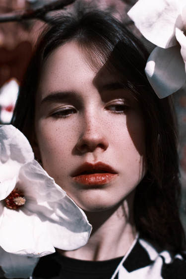 Фотография под названием "Girl in magnolias" - Alex Grear, Подлинное произведение искусства, Цифровая фотография