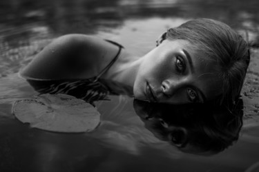 Photographie intitulée "young mermaid in th…" par Alex Grear, Œuvre d'art originale, Photographie numérique