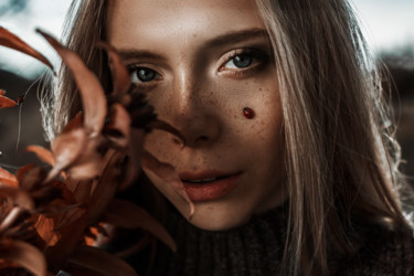 Photographie intitulée "Autumn Girl" par Alex Grear, Œuvre d'art originale, Photographie numérique