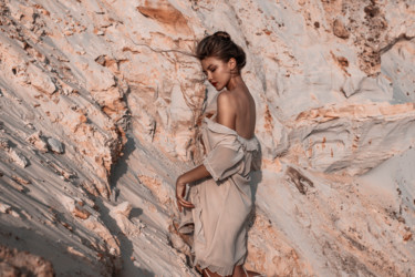 Desert girl Photographie intitulée "Desert girl" par Alex Grear, Œuvre d'art originale, Photographie numérique