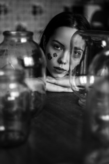 Фотография под названием "Behind the glass" - Alex Grear, Подлинное произведение искусства, Цифровая фотография