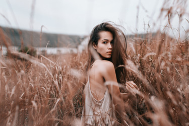 Fotografía titulada "In the dry grass" por Alex Grear, Obra de arte original, Fotografía digital