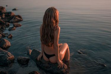 Girl in the sea on the stones Photographie intitulée "Girl in the sea on…" par Alex Grear, Œuvre d'art originale, Photographie numérique
