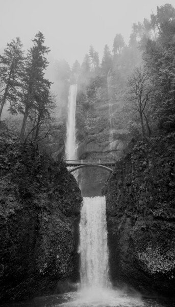 Photographie intitulée "Multnomah Falls, Or…" par Alfredo Machado Zingg, Œuvre d'art originale, Photographie numérique