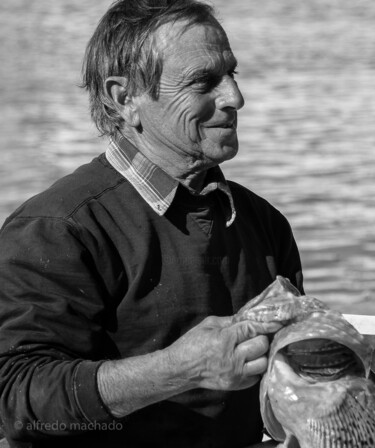 Photographie intitulée "Marseille Fisherman" par Alfredo Machado Zingg, Œuvre d'art originale, Photographie numérique