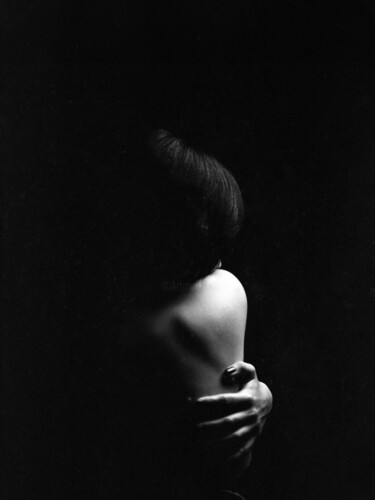 Fotografía titulada "My Own Embrace" por Alice Brizzi, Obra de arte original, Fotografía analógica