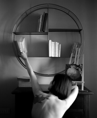 Фотография под названием "My favorite book" - Alice Brizzi, Подлинное произведение искусства, Пленочная фотография
