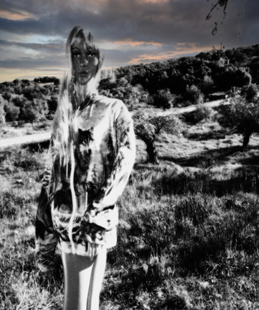 Photographie intitulée "Mary and the wolves" par Alice Odilon, Œuvre d'art originale, Photographie numérique