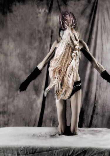 Fotografía titulada "Blond blind Rapunzel" por Alice Odilon, Obra de arte original, Fotografía digital