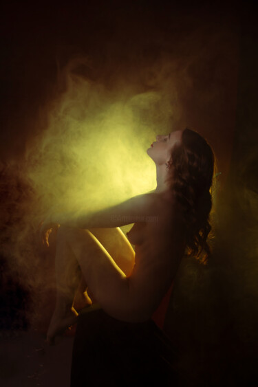 Photographie intitulée "In the smoke 7" par Alla Toporskaya, Œuvre d'art originale, Photographie numérique