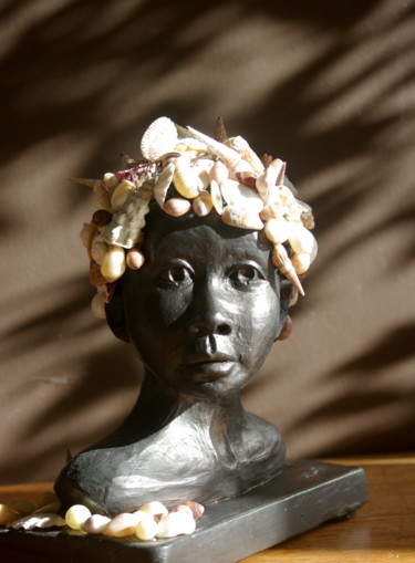 Sculpture intitulée "L'enfant coquillage" par Alice Marie, Œuvre d'art originale, Plâtre