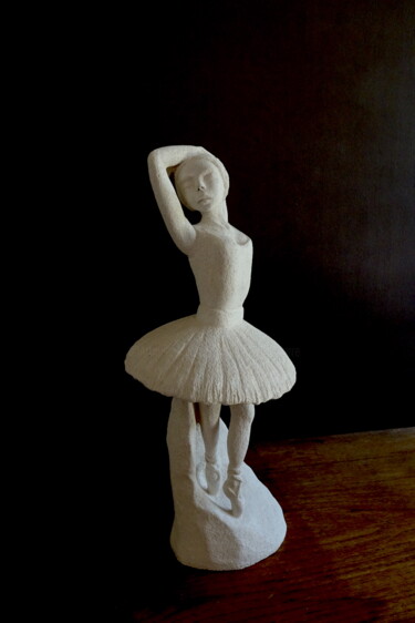 Skulptur mit dem Titel "Petit rat de l'opéra" von Alice Marie, Original-Kunstwerk, Terra cotta