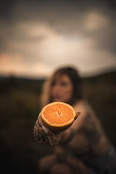 Fotografie mit dem Titel "A mulher e a laranja" von Noah Carvalho, Original-Kunstwerk, Nicht bearbeitete Fotografie