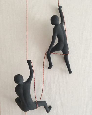 Sculpture intitulée "Les grimpeurs" par Amlauga, Œuvre d'art originale, Plâtre