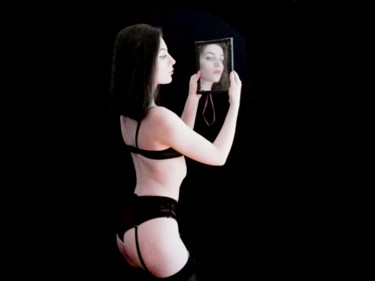 Photographie intitulée "Trust no mirror" par Ana Maria Cocos, Œuvre d'art originale