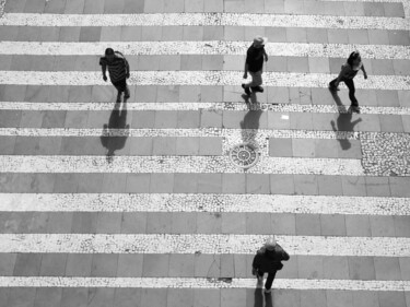 Photographie intitulée "Walking through" par Ana Parisi, Œuvre d'art originale, Photographie numérique
