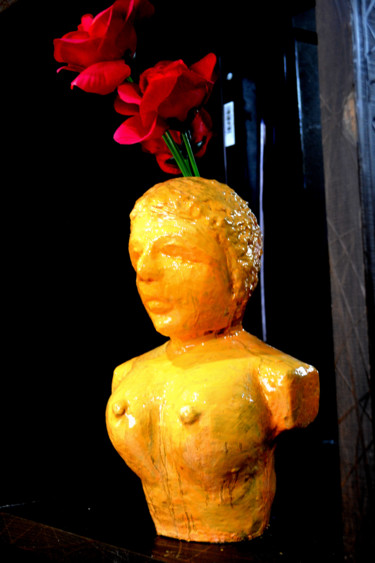 Scultura intitolato "GIRL WITH FLOWERS" da Anandswaroop Manchiraju, Opera d'arte originale, Resina