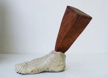 Skulptur mit dem Titel "Abstraction of leg" von Ana Paula Luna, Original-Kunstwerk, Keramik