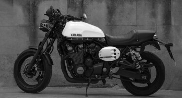 Photographie intitulée "Yamaha B&W" par Anaya, Œuvre d'art originale, Photographie numérique