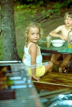 Photographie intitulée "Valérie au chalet" par André Pelletier, Œuvre d'art originale