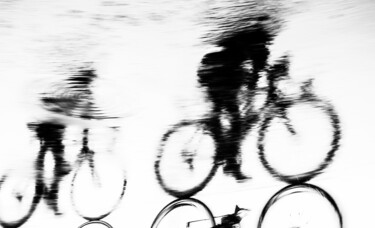Fotografie getiteld "REFLECTED CYCLISTS" door Andrew Lever, Origineel Kunstwerk, Digitale fotografie