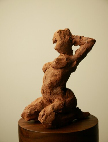 Escultura titulada "Kneeling young woman" por Andrew Gangan, Obra de arte original, Terracota