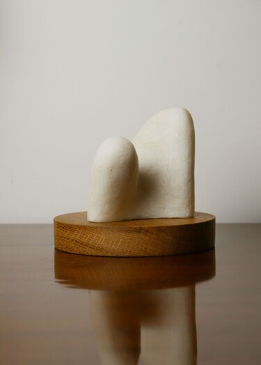 Скульптура под названием "Sitting figure" - Andrew Gangan, Подлинное произведение искусства, Камень