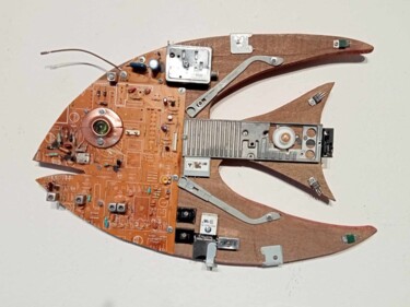 Skulptur mit dem Titel "Fish TV Cyberpunk" von Andrey Mantula, Original-Kunstwerk, Holz