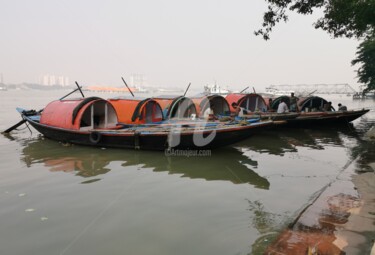 Photographie intitulée "Boat in Ganga" par Angela Caillaud S., Œuvre d'art originale, Photographie numérique